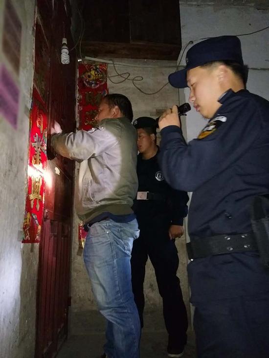 6个3开锁公司粗心妈妈误将幼女锁家中 民警全城寻开锁师傅开门